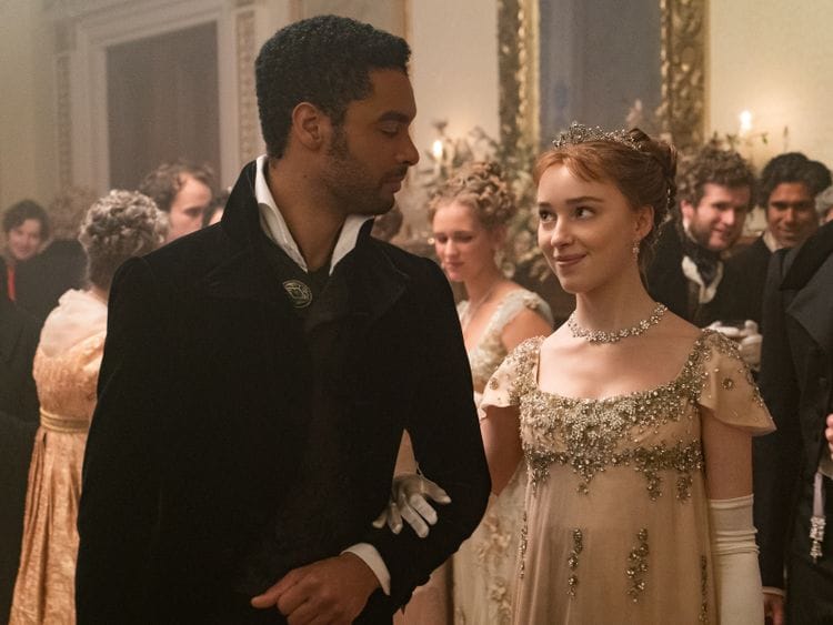 Regé-Jean Page and Phoebe Dynevor in Bridgerton