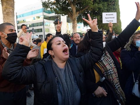 Tunisian  protesters shout slogan during an anti-government demonstration on the Habib Bourguiba avenue in the capital Tunis, on January 20, 2021. - Young Tunisians clashed with security forces overnight and protest organisers called for anti-government rallies after five days of riots in disadvantaged neighbourhoods. 