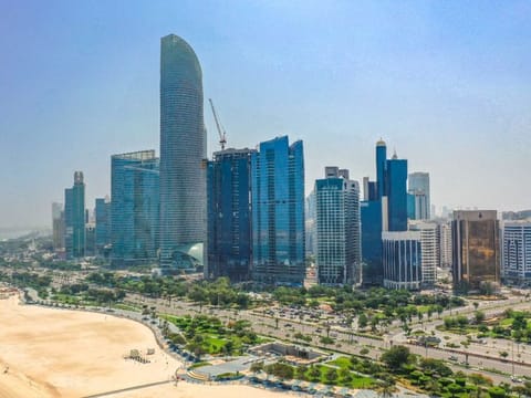 The “Thrive in Abu Dhabi” programme promotes long-term Golden Visas and a pathway to citizenship for international talent working, creating, studying, excelling and investing in key sectors and specialties in Abu Dhabi. 