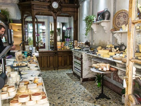 With many restaurants quietly turning to frozen, prepackaged food, the government passed a measure asking restaurants to highlight their homemade food with the label “fait maison”