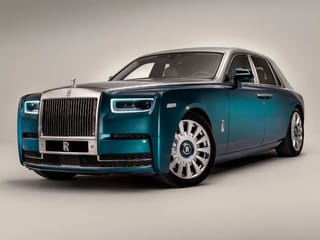 In the UAE: Rolls-Royce with 3,000 shimmering feathers!