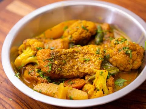 Fulkopi diye Katla Macher Jhol (Catla/rohu fish curry with seasonal cauliflower)