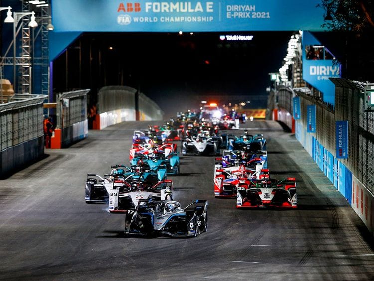 Mercedes' Nyck de vries leads the way in the Diriyah Formula E e-Prix day-night race