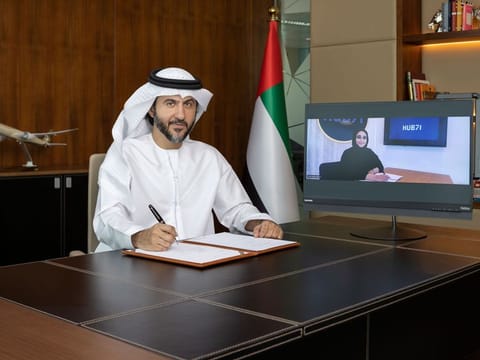 It's deal time... Mohammad Al Bulooki, Etihad Aviation Group's COO, signs on the dotted line with Hanan Al Yafei, Hub71's CEO, making it the go-to airline for the tech and startup cluster.