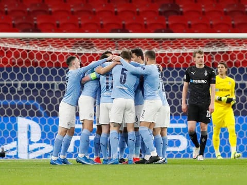 Manchester City's Kevin De Bruyne celebrates scoring their first goal with teammates.