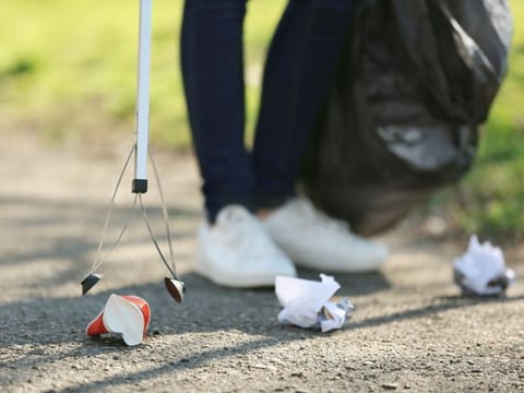 In Abu Dhabi, fines for like littering, improper waste disposal, damaging public greenery, and more can result in fines of up to Dh4,000. These stringent penalties are in place to maintain cleanliness and protect public spaces. 