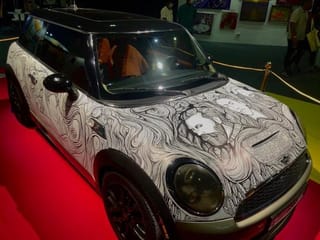 Video: Have you seen this car in Dubai with doodles of Van Gogh, Da Vinci, Michelangelo? 