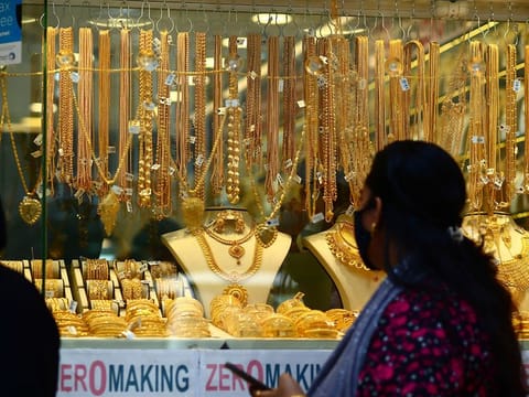 It was April 3 that Dubai gold price cleared Dh350 a gram on 22k for the first time. Now, it is within touching distance of Dh370. 