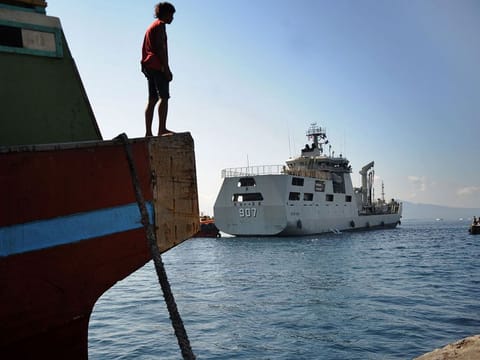 The Indonesian Navy patrol boat KRI Bontang (907) (C) arrives at a naval base in Banyuwangi, East Java province on April 26, 2021, after an Indonesian submarine that disappeared last week had been found in pieces on the seafloor with all 53 crew aboard killed. 
