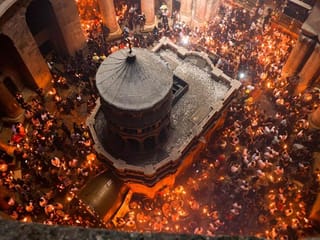 Photos: COVID-19 vaccinated faithful throng Jerusalem church for Holy Fire