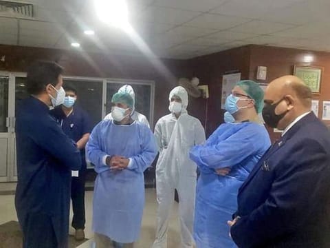 Imran Khan made a surprise visit to a hospital treating COVID-19 patients.