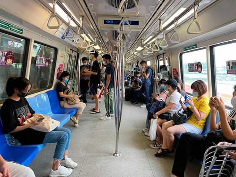 Low performers also used their phones more during their commutes