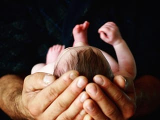 How dads can support mums during the newborn period  