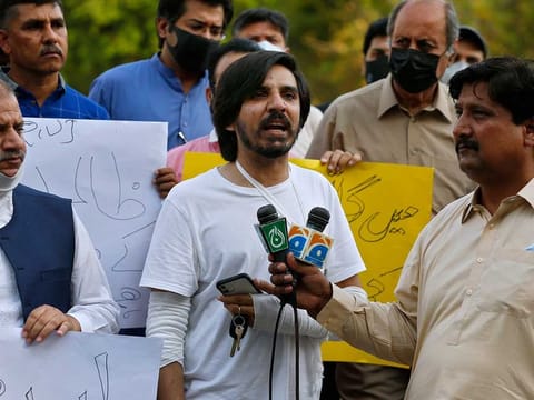 Pakistani journalist Asad Ali Toor, centre, who was beaten and injured by three unidentified men in an attack, speaks during a demonstration called by journalists union to condemn the attack on journalists, in Islamabad, Pakistan, Friday, May 28, 2021. 