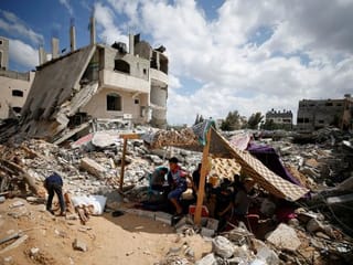 Photos: Gazans camp by rubble of their homes