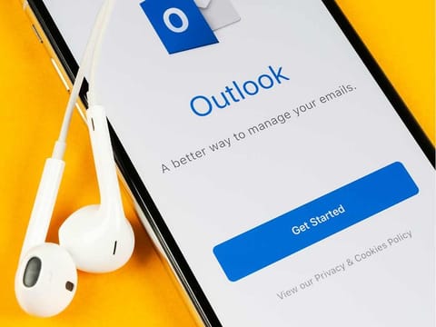 Microsoft phases out lightweight app, pushes users to full Outlook version.