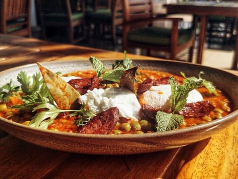 Recipe: Portuguese green peas stew with poached eggs 
