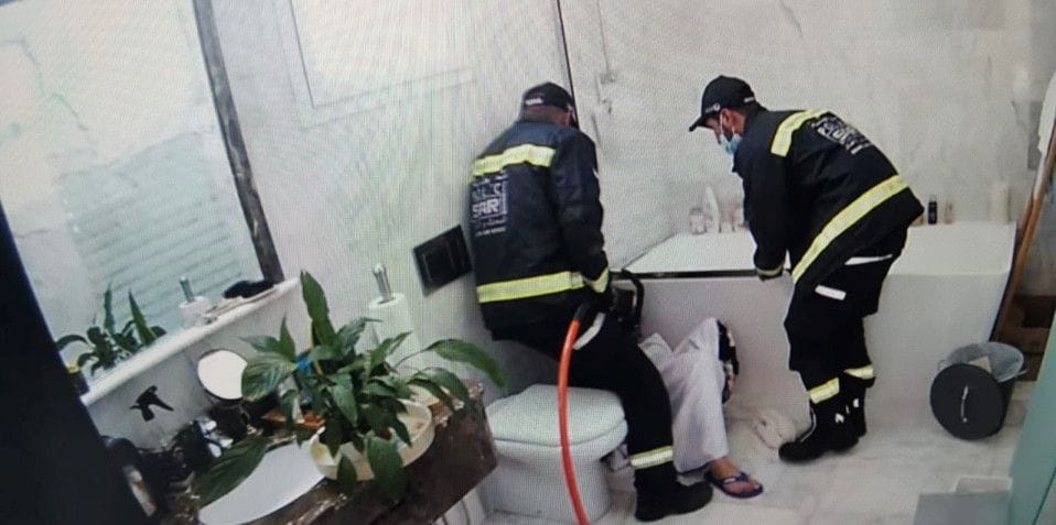 NAT Dubai police rescue girl trapped in bathroom 2-1624514971937