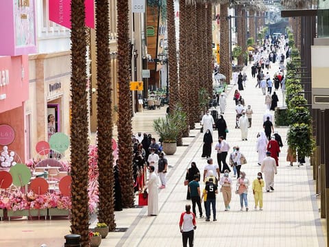 The number of foreign workers in Kuwait dropped by around 134,000 at the end of last year compared to 2020, according to recent official figures. 