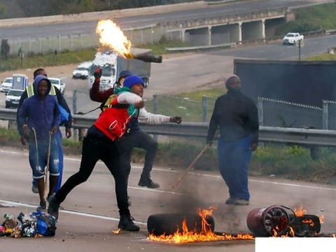 Violent rioting, looting erupt in 2 South African provinces