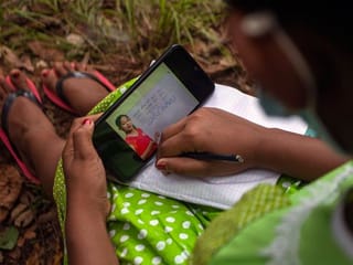 Photos: In Sri Lanka, a dangerous climb for online school