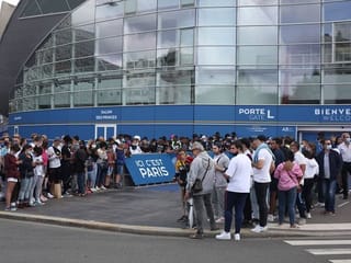 Look! Fans await Lionel Messi arrival in Paris to sign for PSG after leaving Barcelona