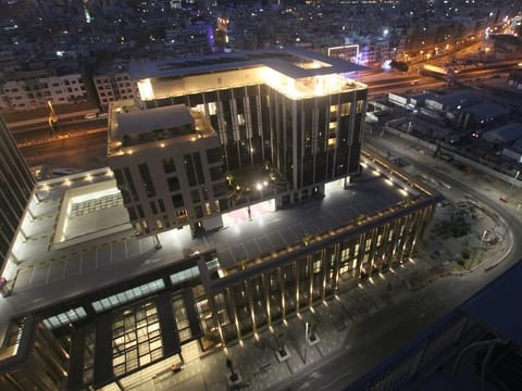 One Deira features two of the master plan’s highlights; a state-of-the-art integrated transportation hub and the first mall in Dubai constructed atop a metro station, in a central and convenient location.