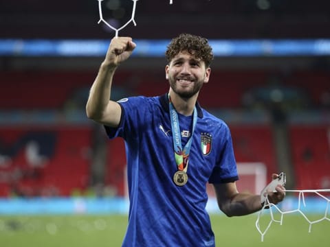 Juventus completed the signing of the midfielder Manuel Locatelli from Sassuolo just over a month after he helped the Azzurri win the European Championship.
