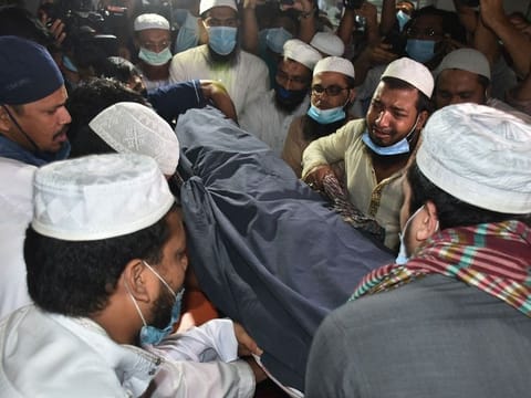 Activists of the Hefazat-e-Islam mourn around the dead body of their leader Junaid Babunagari, in Chittagong.  
