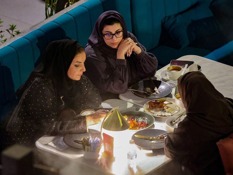 STOCK SAUDI WOMEN PEOPLE ECONOMY RESTAURANT