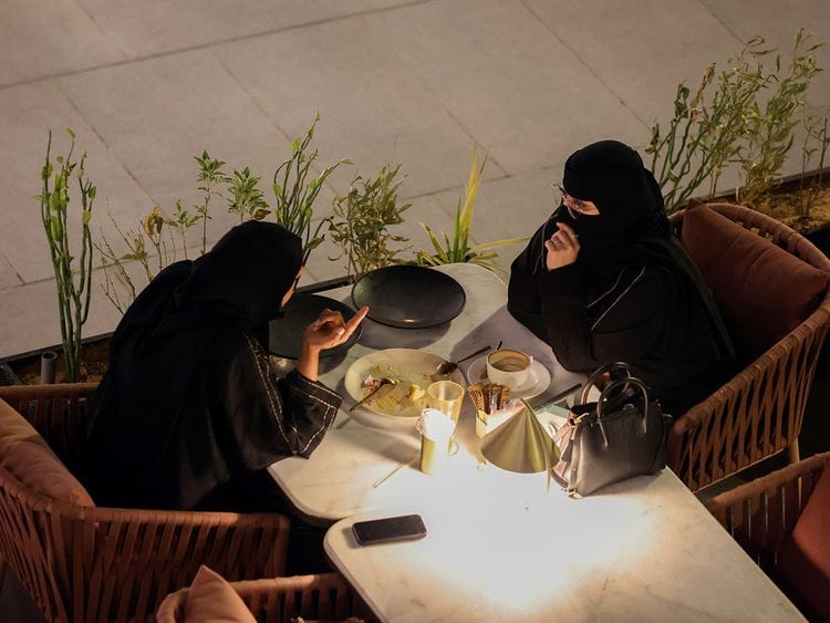 STOCK SAUDI WOMEN PEOPLE ECONOMY RESTAURANT