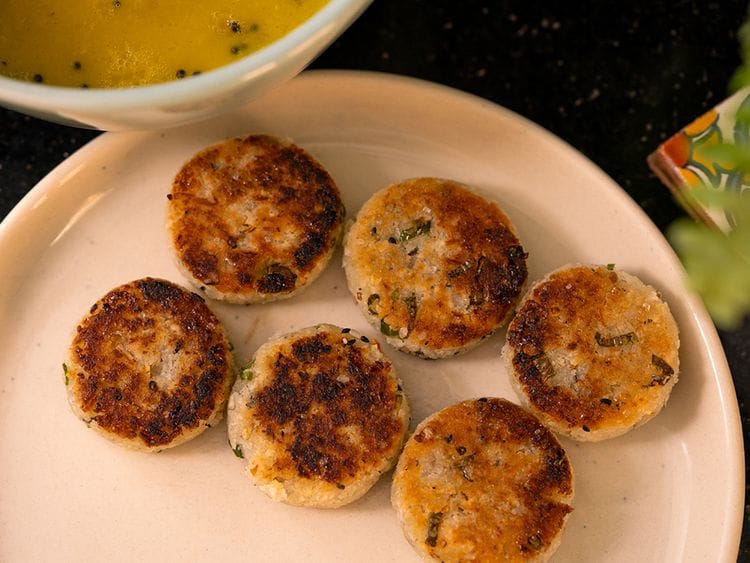 Narkol’er bora or coconut fritters 
