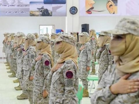 The first batch of Saudi women to complete armed forces training.
