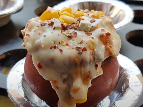 An Indian street-side eatery has taken the internet by storm for making pizza in a kulhad 