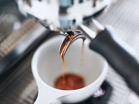 The best way to have the perfect cup of coffee is to make it yourself, as you like it. Our favourite espresso machines will help you do just that.