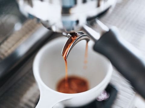 The best way to have the perfect cup of coffee is to make it yourself, as you like it. Our favourite espresso machines will help you do just that.
