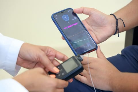 The device consists of a smartphone-sized pump filled with insulin. The pump has to be carried by the patient, and it dispenses insulin through a small tube fixed on the belly.