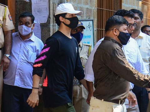     Aryan Khan in front of the NCB office in Mumbai