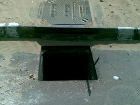 According to court reports, the incident occurred when the citizen was driving and encountered a drainage manhole that lacked a cover, resulting in significant damage to her vehicle. Illustrative image.