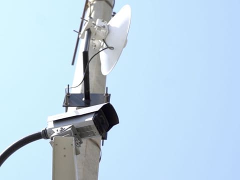 The new smart camera system in Ras Al Khaimah is equipped to detect vehicles with expired registration and insurance terms, vehicles involved in any criminal activity, as well as vehicles that have committed any kind of traffic violation.