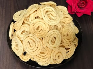 A classic Kerala recipe to making Murukku or twisted, deep fried chakli from scratch