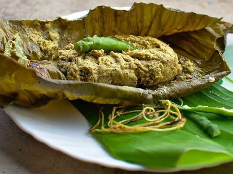 Recipe for Parsi patra ni machhi or fish cooked in banana leaves