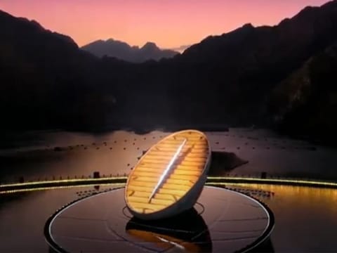 Using a floating theatre, in the middle of the lake of Hatta Dam, celebratory music and dance, orchestra performances, traditional poetry, as well a light show and fireworks display using drone technology, were used to tell the history of the UAE
