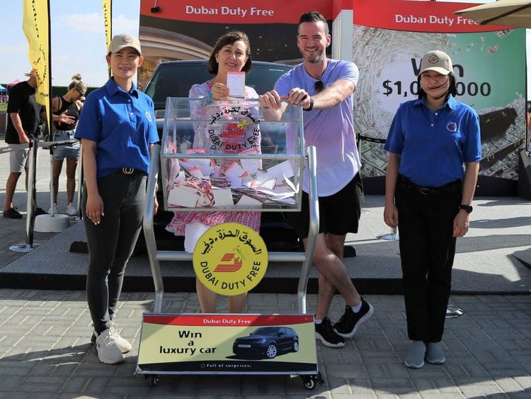 Dubai-Duty-Free-Senior-Vice-President-for-Purchasing-Sharon-Beecham-conducted-the-draw-for-the-DDF-Finest-Surprise-along-with-Dubai-92-presenter-Jono-1638690545489