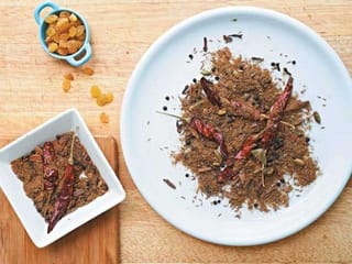 Home-made Emirati bezar blend