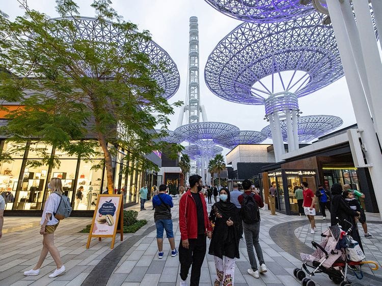 STOCK DUBAI TOURISTS SHOPPING ECONOMY