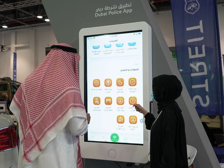 Visitor-at-Dubai-Police-pavilion-at-Intersec-2022-1642422198220