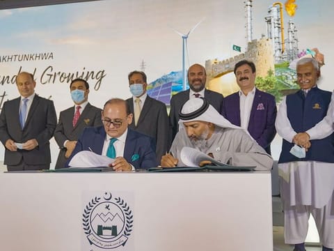 CEO Hassan Daud Butt, KP BOIT signing MoUs at the KPK Investment Conference in Dubai. 