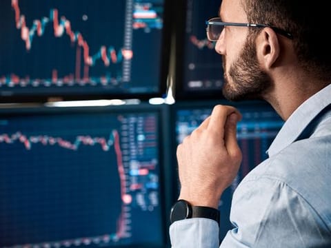  When seeking an opportunity to trade online in the UAE, you’ll need an online broker who’s regulated, and has a strong reputation among their clients. 