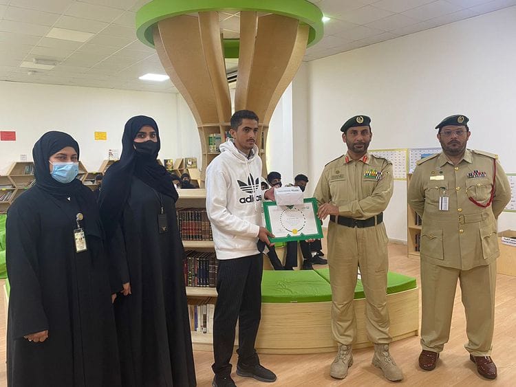Dubai-Police-honors-High-School-Student-for-Honesty-1647157865385